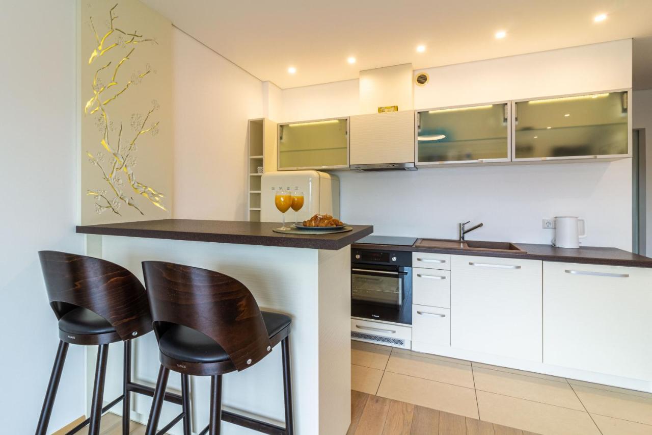 Cohost I Sunny Center Apt, Covered Parking, Balcony & Self Check-In Каунас Екстериор снимка